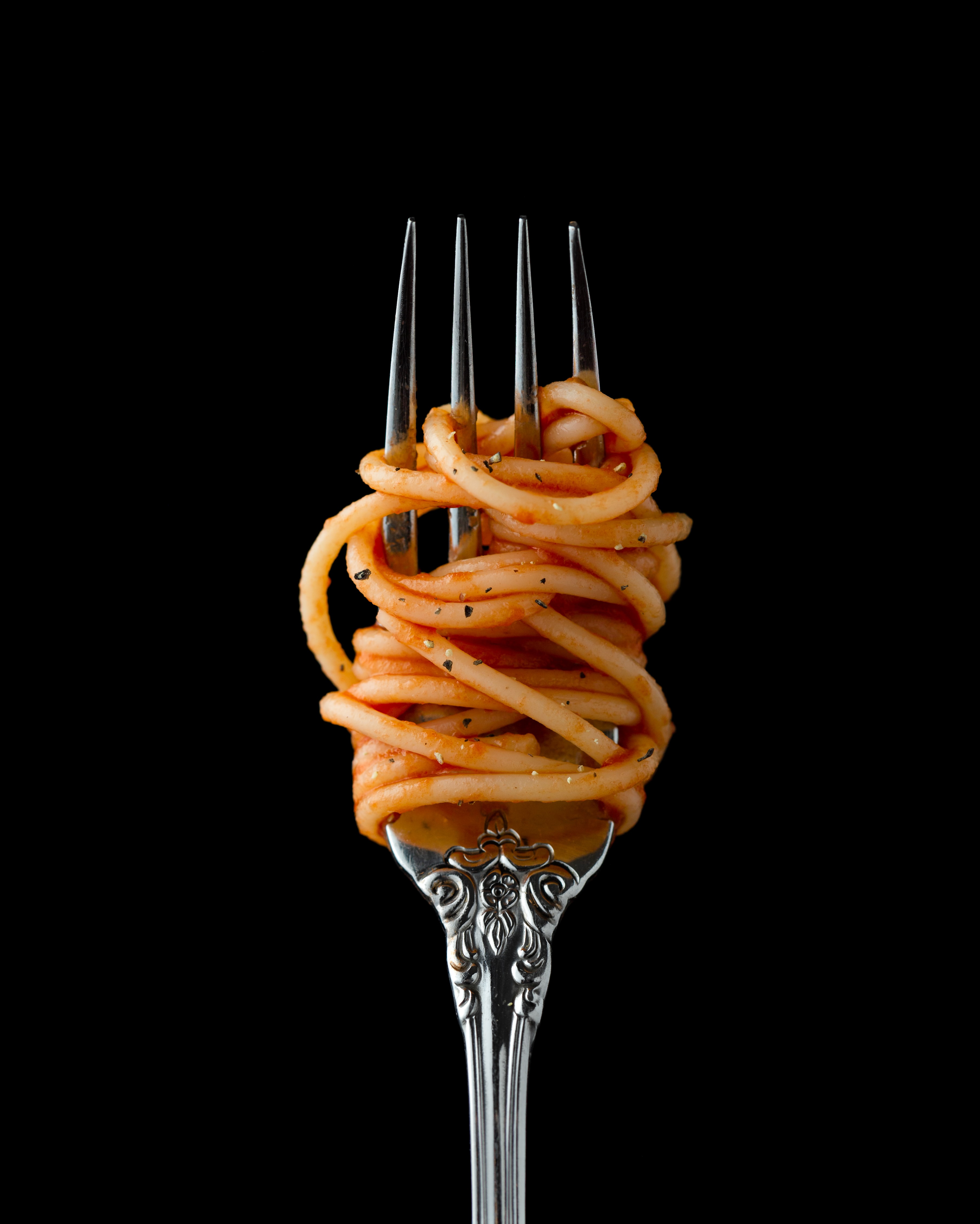 Tomato sauce pasta wrapped around a fork